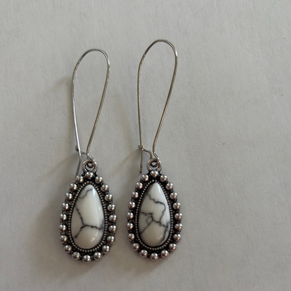 Silver and White marble design Teardrop Earrings GORGEOUS brand new without tag - Picture 2 of 7